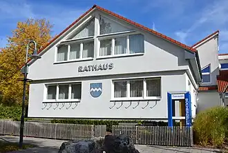 Rathaus und Bücherzelle