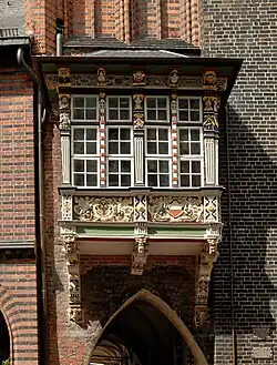 Renaissanceerker zur Breiten Straße an der Schmalseite des ersten Laubenvorbaus (rechts Hauptgebäude, links Langes Haus)