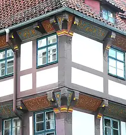 Knaggenbündel an der Rats-Apotheke Göttingen, erbaut 1480.