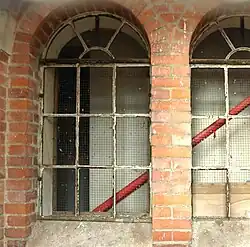 Innen sind Mauerwerk und Fenster des alten Turms erhalten.