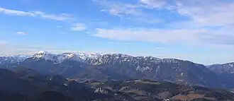 Südostansicht der Rax vom Sonnwendstein. Links die Heukuppe, höchste Erhebung der Rax, und rechts der Abfall ins Höllental.