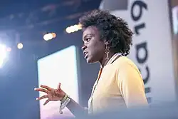 eine Schwarze jüngere Frau als Speaker