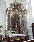 Rechter Seitenaltar mit der Figur der heiligen Barbara.