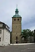 Kirchturm, daneben das Ikonenmuseum