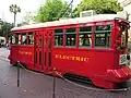Roter Straßenbahnwagen mit Mitteleinstieg und goldgelbener Beschriftung PACIFIC ELECTRIC