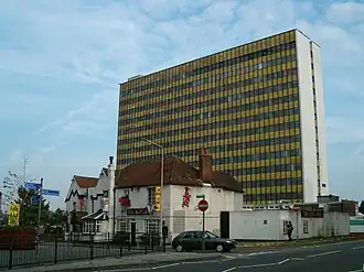 Der Pub „The Red Lion“ und das ehemalige 3M-Gebäude