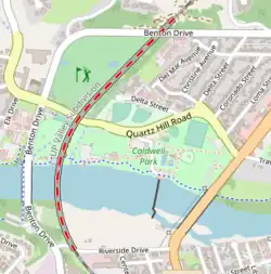 Lage der Trestle-Brücke in Redding, der Verlauf der Gleisebene ist Rot hervorgehoben