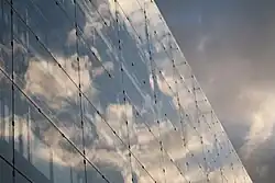 Stark spiegelnde Doppelglasfassade