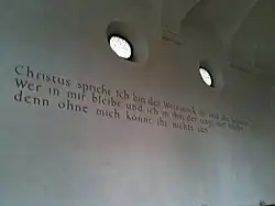 Jesus-Wort als Wandinschrift im Kirchenschiff