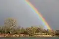 Regenbogen über dem Sonnensee, Blick auf das mittlere Ostufer