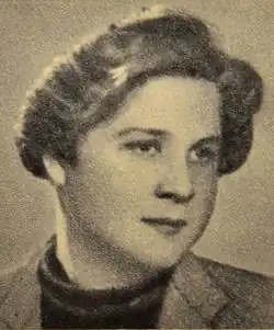 eine junge Frau mit sanftem Gesicht und Haarkranz