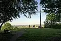 Blick von der Hügelkuppe mit Holzkreuz nach Osten (2020)