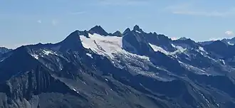 Reichenspitzgruppe aus Westen (von links nach rechts): Schneekarspitze, Wildgerlosspitze, Hahnenkamm, Gabler, Kuchelmooskopf, Reichenspitze, Zillerspitze, Richterspitze, davor links das Zillerkees, rechts das Kuchelmooskees