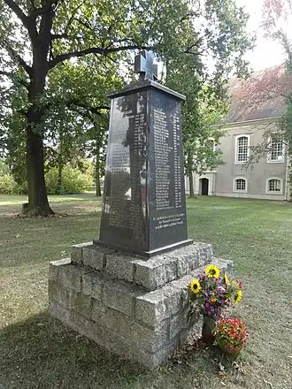 Denkmal des 2.&nbsp;Weltkrieges (⊙51.38076214.662444), im Hintergrund die Luthereiche mit Steintafel