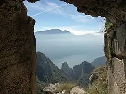 Blick von der Stellung Reifegg auf Grotta Dazi, Cima Capi und Cima Rocca, im Hintergrund der Monte Altissimo di Nago