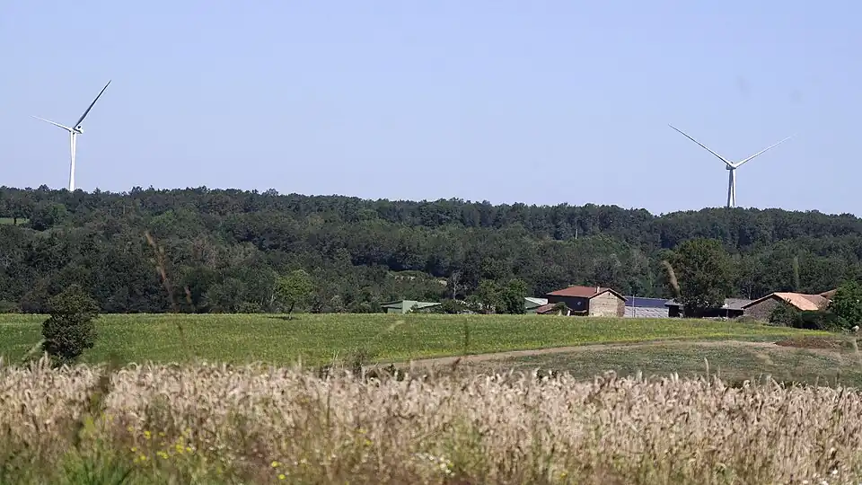 Die beiden Windkraftanlagen, gesehen von Reilhac im Süden
