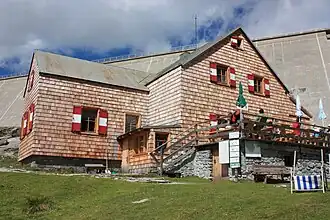 Die Reißeckhütte unterhalb der Staumauer des Großen Mühldorfer Sees