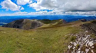 Blick vom Gipfel des Gößecks auf Grieskogel (links) und Kahlwandspitze (dahinter; perspektivisch verzerrte Panoramaaufnahme)