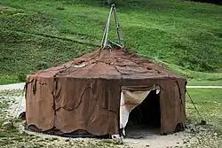 Ein rekonstruiertes Zelt aus der Steinzeit als paläolithische Freilandstation im Archäopark