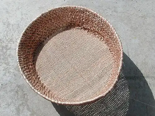 Rekonstruktion eines Siebes nach den Funden von Hornstaad-Hörnle I, Bodensee (Siebfläche: Zwirngeflecht mit gezwirnten Fäden aus Lindenbast; Rand: Spiralwulstgeflecht aus Binsen und Lindenbaststreifen).