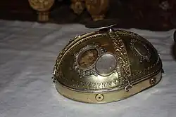 Abgenommene Hirnschale in der Metallfassung