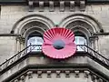 Große Mohnblume aus Kunststoff an der Town Hall in Manchester