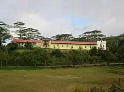 Das Gebäude in seiner gesamten Länge