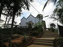 Kirchenportal auf der Anhöhe