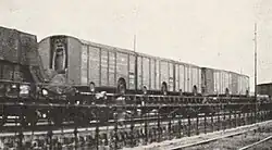 Verladene UFR-Anhänger mit Holzkasten