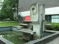 Brunnenskulptur, Haupteingang Etty Hillesum Lyceum, Deventer, 1970