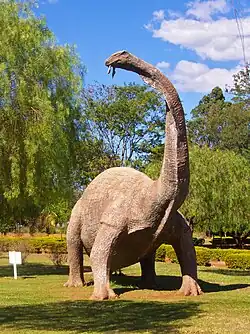 Nachbildung eines Titanosaurus im Dinosaurier-Museum Peirópolis