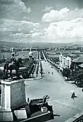 1937:Blick vom Siegesmonument über die Cumhuriyet Caddesi zum Bahnhof. Der heute innenstädtische Bereich ist noch Brachland