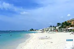 Weißer Sandstrand und Hotelgebäude an SevenMile Beach, Grand Cayman.