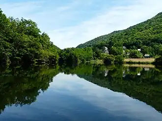 Der Stausee bei Longeval (zwischen Hautefage und Saint-Martial-Entraygues)