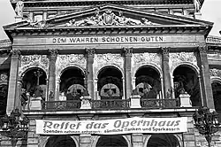 Dreiecksgiebel der Alten Oper (1880) mit Wappen