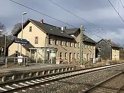 Em­pfangs­ge­bäu­de Gleis­sei­te (2018)