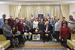 Israels Staatspräsident Reʾuven Rivlin bei einem Empfang mit Veteranen des Kibbuz anlässlich seines 60. Gründungstages 2017