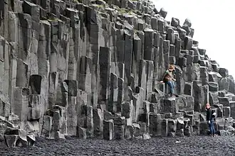 Basaltsäulen am Strand