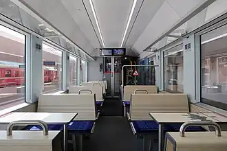 Innenansicht des Freizeitabteils mit Kinderspielecke