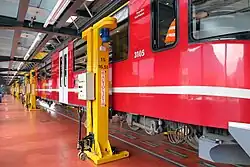 Auch im Unterhalt werden die Allegra in der Regel nicht ge­trennt. Angehobener Triebzug in der Hauptwerkstätte Landquart.