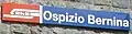 Bahnhofsschild Ospizio Bernina mit Signet der RhB, Schriftart SBB-Helvetica