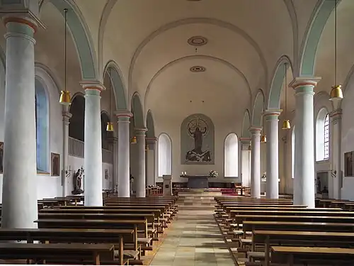 Kircheninneres nach Osten