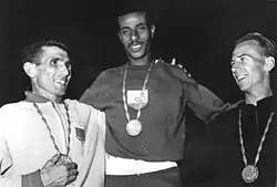 Barry Magee (r.) bei der Siegerehrung des Marathons 1960. In der Mitte der Sieger Abebe Bikila (ETH), links Silbermedaillengewinner Rhadi Ben Abdesselam (MAR)