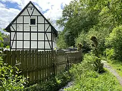 Der Rheinbach fließt nahe am Haus Rheinbach 2