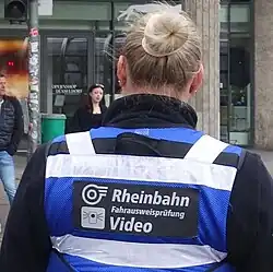 Aufhänger außen an Berufskleidung (Rheinbahn Düsseldorf, 2024)