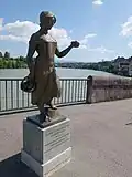 Bronzeskulptur „Judith“ (nach einer Figur aus dem Roman „Der grüne Heinrich“ von Gottfried Keller), geschaffen von Eduard Spörri, am Aufgang zum „Inseli“ bei der alten Rheinbrücke zwischen den Städten Rheinfelden (Baden) in Deutschland und Rheinfelden AG in der Schweiz. Ein Geschenk der Stadt Rheinfelden (Baden) an die Stadt Rheinfelden AG zur 850-Jahr-Feier 1980 (Quelle: Raimund Kagerer: Judith mit dem Apfelkorb: Die Gottfried-Keller-Figur als Bronze von Eduard Spörri. In: Stadt Rheinfelden (Schweiz) und Stadt Rheinfelden Baden [Hrsg.]: 2× Rheinfelden. Das Kultur- und Stadtmagazin beider Rheinfelden, 11. Ausgabe Juli/August 2010, S. 14).