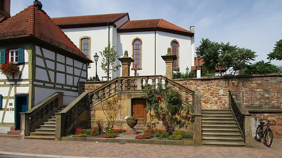 Zweiläufige Freitreppe zum südlichen Kirchgartenportal