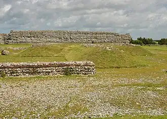 rechts: Reste des Triumphbogens