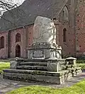 Gedenkstein an der Kirche