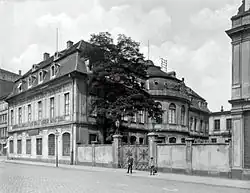 Das Haus von Südosten mit der Gartenfront (um 1885)